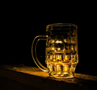 Dieser goldene Saft schmeckt auch im Dunklen. Prost! Dieser goldene Saft schmeckt auch im Dunklen. Prost!